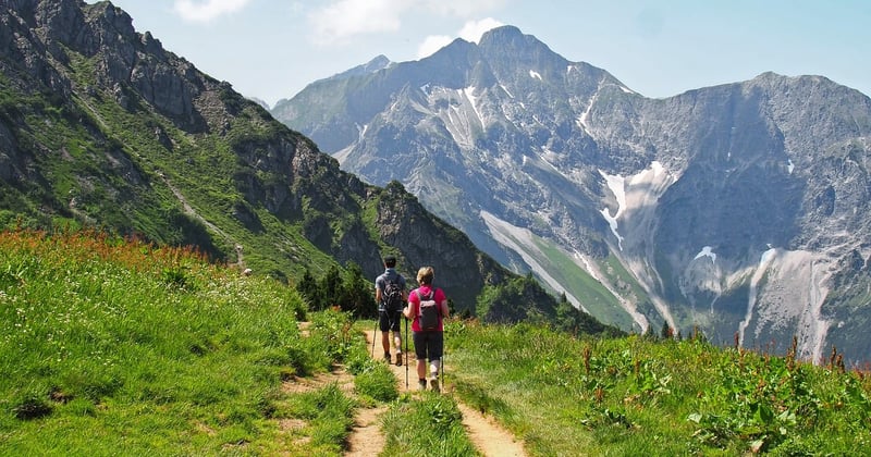 Tentes légères et résistantes : le guide ultime pour randonner en montagne